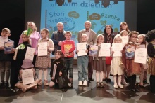 zdjęcie grupowe laureaci konkursu wraz z organizatorką i członkami jury