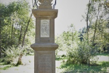 widok kapliczki kapliczki kolumnowej z 1922 r. z figurą Matki Bożej w Kornatce po wykonanych pracach konserwatorskich 