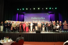 laureaci nagrody kultury na scenie Regionalnego Centrum Oświatowo-Sportowego w Dobczycach