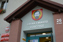 widok wejścia do budynku urzędu gminy o strony Rynku