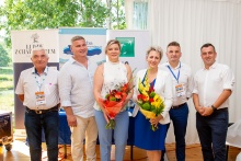 Wspólne zdjęcie sześciu osób na 20-leciu Izby Gospodarczej Dorzecza Raby 