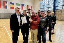 na hali sportowej stoi Starosta Józef Tomal z drużyną reprezentująca gminę Dobczyce, członkowie drużyny trzymają dyplom i puchar 