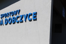 fasada budynku biała a na niej napis niebieski KS Raba Dobczyce