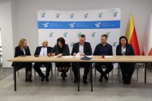 Fotografia przedstawia moment podpisywania umowy przez Burmistrza 