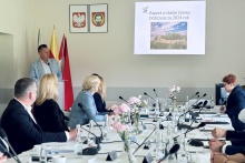 burmistrz prezentujący przy mównicy raport o stanie gminy