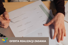 napis oferta realizacji zadania, na tle stołu na nim laptop, kartki papieru i dwie dłonie, jedma z długopisem 