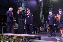 Moment odznaczania Mariana Masełko Krzyżemj Małopolski 