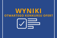granatowe tło i pomarańczowy napis Wyniki otwartego konkursu ofert oraz biała grafika - odhaczone pole 