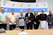 Na zdjęciu wykonawcy inwestycji,Burtmistrz Tomasz Suś, wiceburmistrz Edyta Podmokły, radny Tomasz Widła, skarbnik Antonina Trojan oraz kierownik Referatu Inwestycji Konrad Skiba