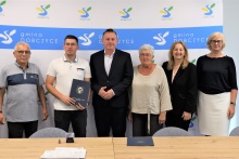 Na zdjęciu burmistrz Tomasz Suś z wykonawcą inwestycji, wiceburmistrz Edytą Podmokły, skarbnik Antoniną Trojan oraz radnymi.