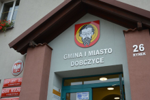 Zdjęcie głownego wejścia do Urzędu