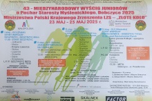 Plakat informacyjny dotyczący wyścigu kolarskiego, na którym są opisane wszystkei etapy wyścigu.