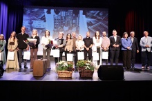 Kuratorki wystawy z rodziną i przyjaciółmi na scenie