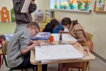 na zdjęciu dzieci malujące farbami