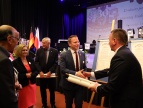 Burmistrz gminy i Miasta Dobczyce wręcza burmistrzowi Wersmold deklarację woli kontynuowania i umacniania współpracy partnerskiej pomiędzy Dobczycami a Versmold.