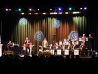 widok na scene z tyły auli trwa koncert zespołu Big Band Dobczyce