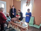 Pani Maria Karcz w otoczeniu rodziny oraz przedstawicieli samorządu
