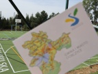 mapka Dobczyc a w tle murawa boiska zielona z namalowanymi białymi liniami
