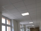 korytarz SP1 Dobczyce sufit biały podwieszany