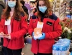 Wolontariusze podczas zbiórki żywności w jednym z marketów