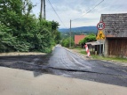 Świeży aswalt wylany w miejscowosci Brzezowa. 