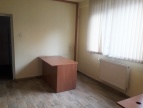 małe pomieszczenie z biurkiem 