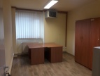 małe pomieszczenie z drewnianymi meblami 