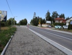 nowy chodnik- wysypane kamienie z prawej strony jezdni pod nową kostkę
