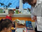 nauczyciel w perułkce i białej koszuli 