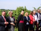 uczestnicy oficjalnego otwarcia sezonu turystycznego stoją na dziedzińcu zamku