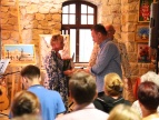 burmistrz Tomasz Suś wręcza statuetkę pani Lucynie Dyrcz-Kowalskiej