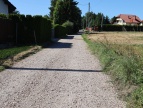 wyremontowanej drogi wysypany tłuczniem