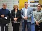 Dyrektor Szkoły Podstawowej nr 2 odbiera nagrodę