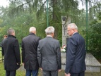 Złożenie kwiatów pod pominkiem poległych w Glichowie