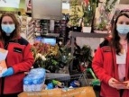 Wolontariusze podczas zbiórki żywności w jednym z marketów