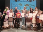 zdjęcie grupowe laureaci konkursu wraz z organizatorką i członkami jury