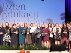 na scenie stoją nagrodzeni nauczyciele z burmistrzem Tomaszem Susiem, wiceburmistrz Edytą Podmokły, kierownikiem CUW Tomaszem Ciętakiem i Sabiną Cygan 
