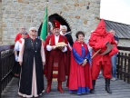 na moście przy wejściu do zamku gości witają przedstawiciele PTTK Dobczyce obok nich stoi KATem