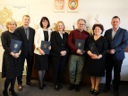 zdjęcie grupowe przedstawia dyrektorów którrzy odebrali akty powierzenia stanowisko, burmistrza Tomasza Susia, wiceburmistrz Edytę Podmokły i kierownika CUW Tomasza Ciętaka 
