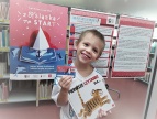 zdjęcie z książką otrzymaną w ramach projektu "Mała książka – wielki człowiek"
