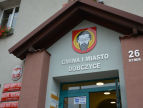 Zdjęcie głownego wejścia do Urzędu