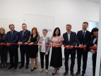 Przecinanie czerwonej wstęgi na otwarciu Środowiskowego Domu Samopomocy w Dobczycach