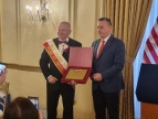 dwóch mężczyzn ubranych w eleganckie garnitury 