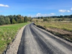 nowa nakładka aswaltowa, po lewej i prawej stronie szczere pola 