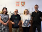 osoby podpisujące umowę: przewodnicząca, wykonawca, wiceburmistrz oraz kierownik