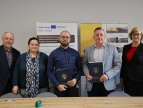 W sali konferencyjnej podczas podpisania umowy od lewej strony stoją specjalista ds. polityki społecznej Marek Gabzdyl, pracownik Referatu Inwestycji Katarzyna Borczak, przedstawiciel wykonawcy firmy WIBA, burmistrz Tomasz Suś i skarbnik Antonia Trojan