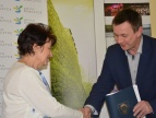 Burmistrz wręcza umowę Pani Marii Topie - przedstawicielowi PTTK Oddział Dobczyce