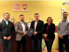 Ilustracja przedstawia od lewej: przedstawicieli firmy ATB Przedsiębiorstwo Budowlano Inżynieryjne, Burmistrza Tomasza Susia, Zastępcę Burmistrza Edytę Podmokły oraz Kierownika Referatu Inwestycji Konrada Skibę 