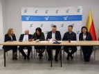 Fotografia przedstawia moment podpisywania umowy przez Burmistrza 