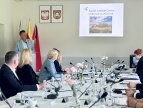 burmistrz prezentujący przy mównicy raport o stanie gminy
